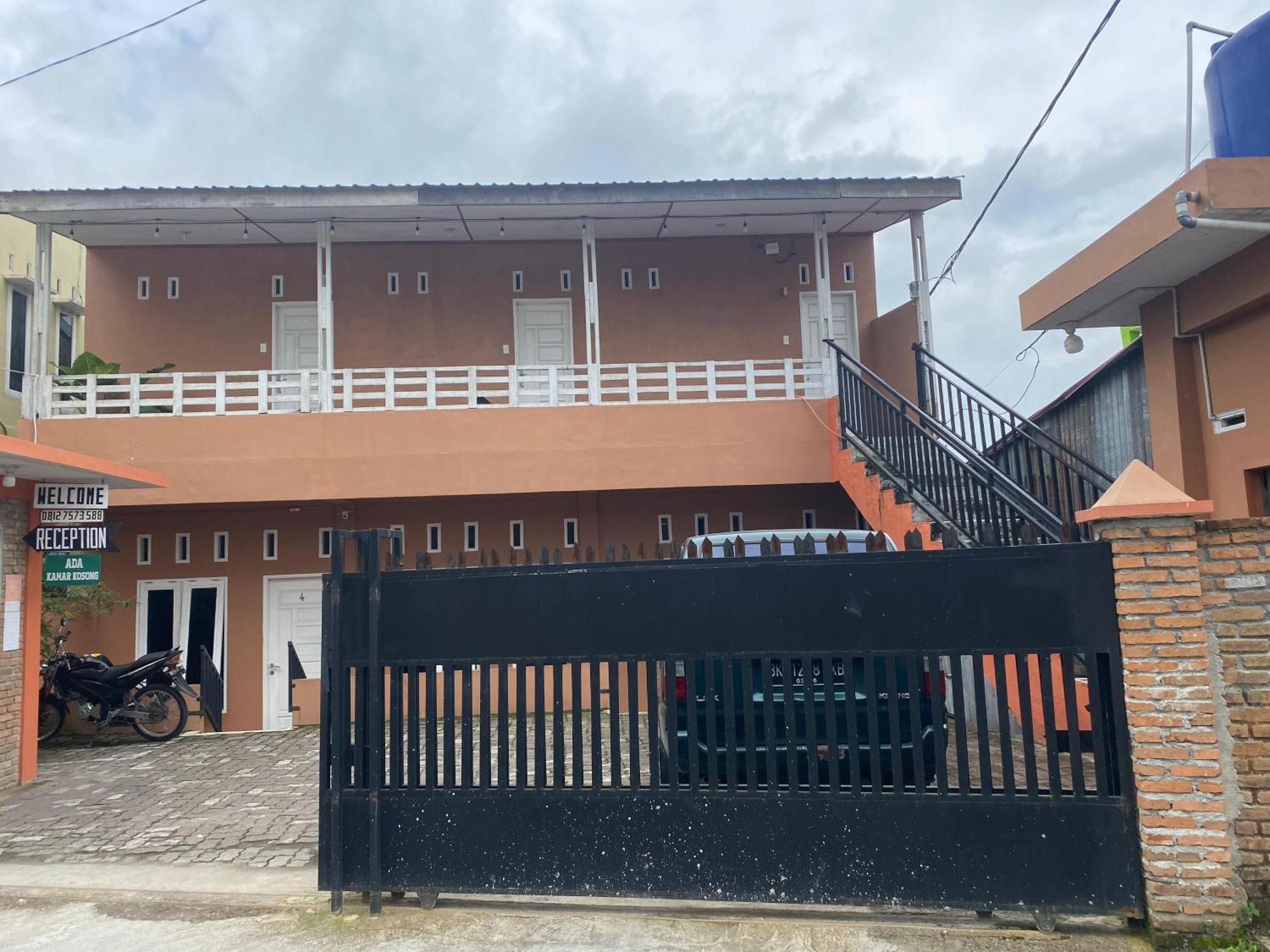 Ron'S Guest House Berastagi Backpacker Rooms Exterior foto